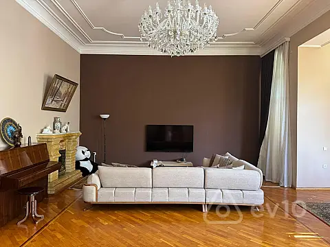 Satılır 4 otaqlı köhnə tikili 210 m²