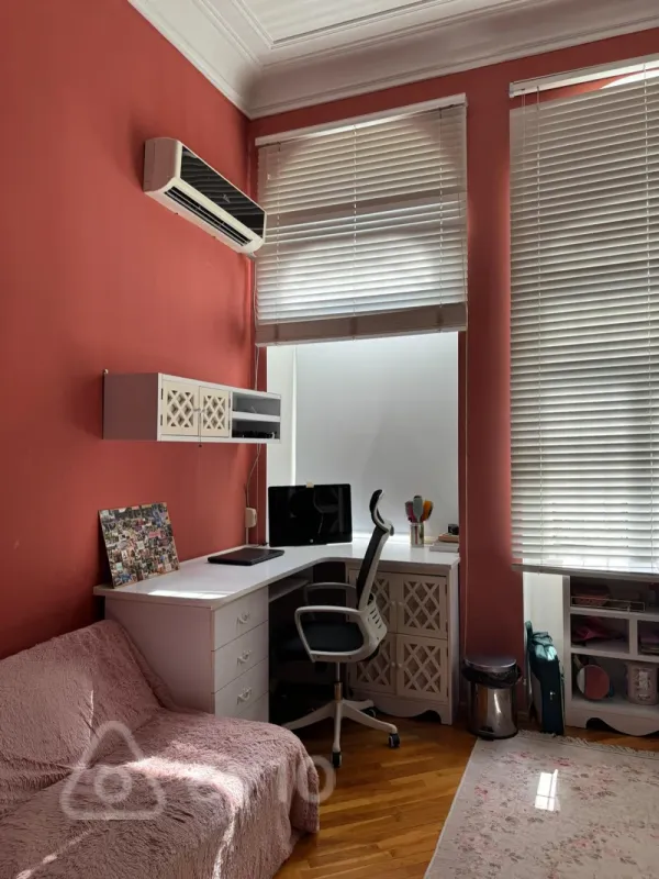 Satılır 4 otaqlı köhnə tikili 210 m²