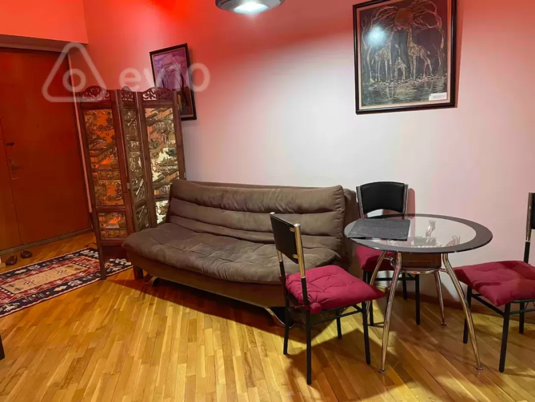 Satılır 4 otaqlı köhnə tikili 210 m²