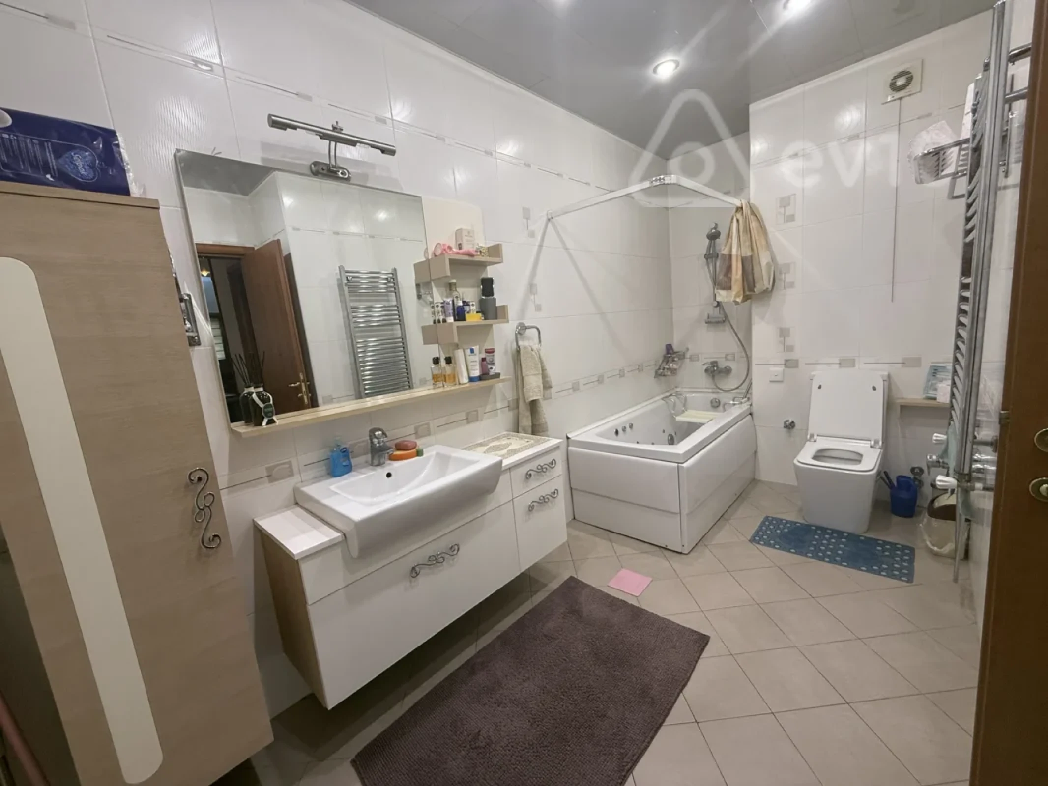 Kirayə verilir 4 otaqlı yeni tikili 200 m²