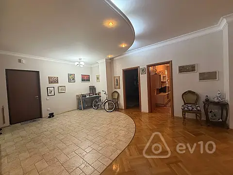 Kirayə verilir 4 otaqlı yeni tikili 200 m²