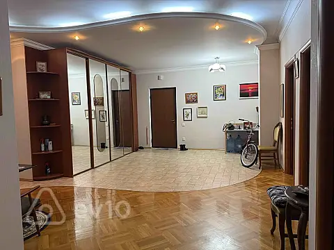 Kirayə verilir 4 otaqlı yeni tikili 200 m²