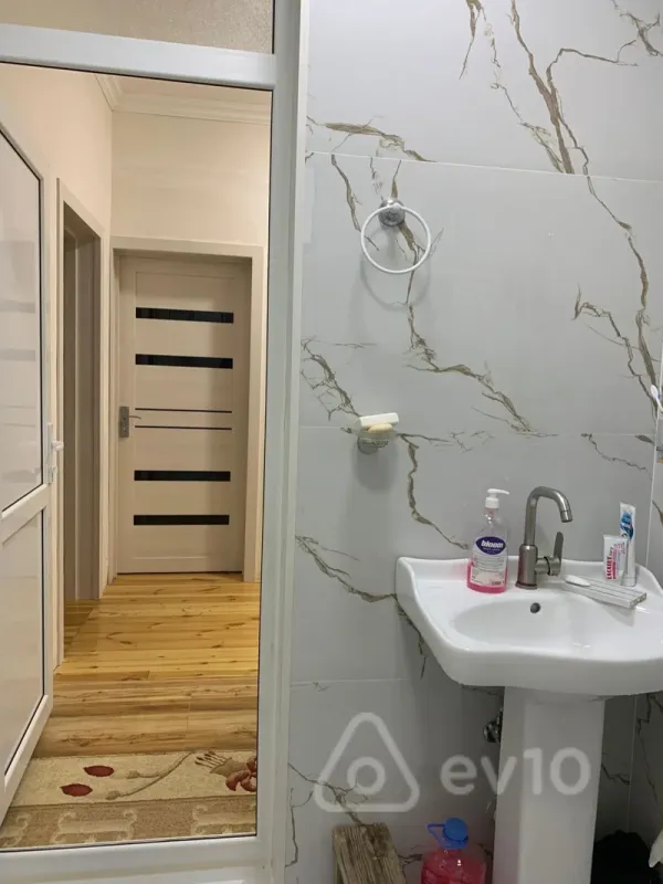 Satılır 5 otaqlı həyət evi 195 m²
