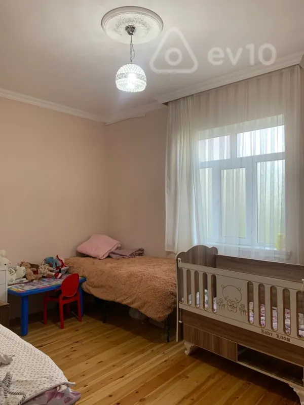 Satılır 5 otaqlı həyət evi 195 m²