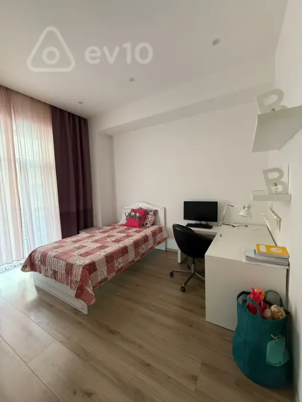 Kirayə verilir 4 otaqlı yeni tikili 170 m²