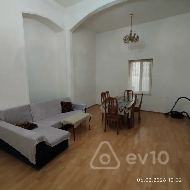 Kirayə verilir 2 otaqlı köhnə tikili 65 m²