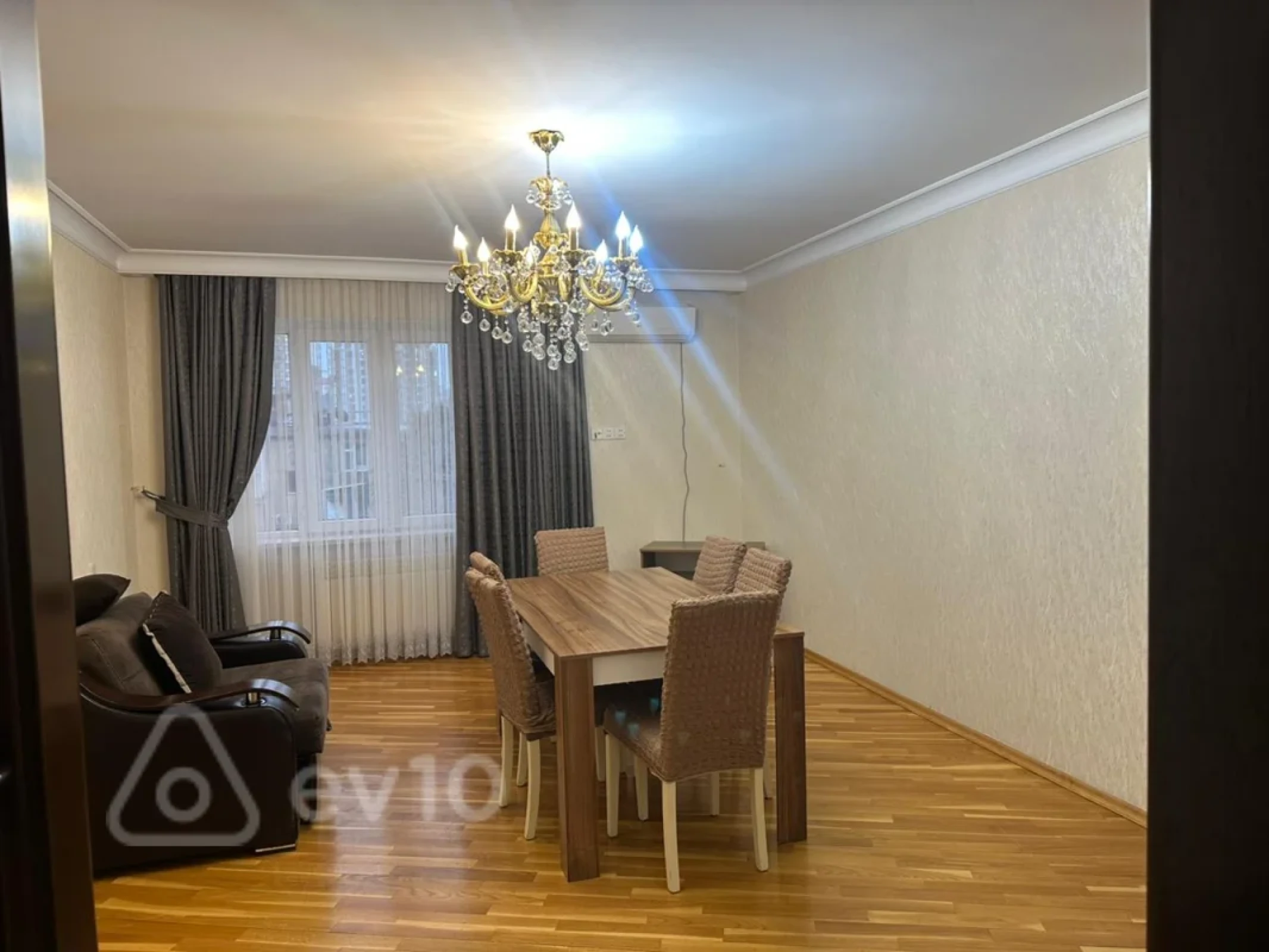 Kirayə verilir 4 otaqlı köhnə tikili 131 m²