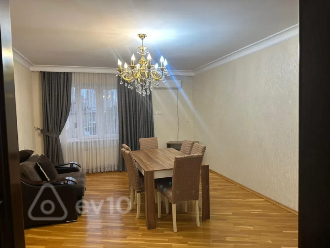 Kirayə verilir 4 otaqlı köhnə tikili 131 m²
