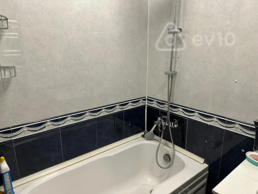 Kirayə verilir 4 otaqlı köhnə tikili 131 m²