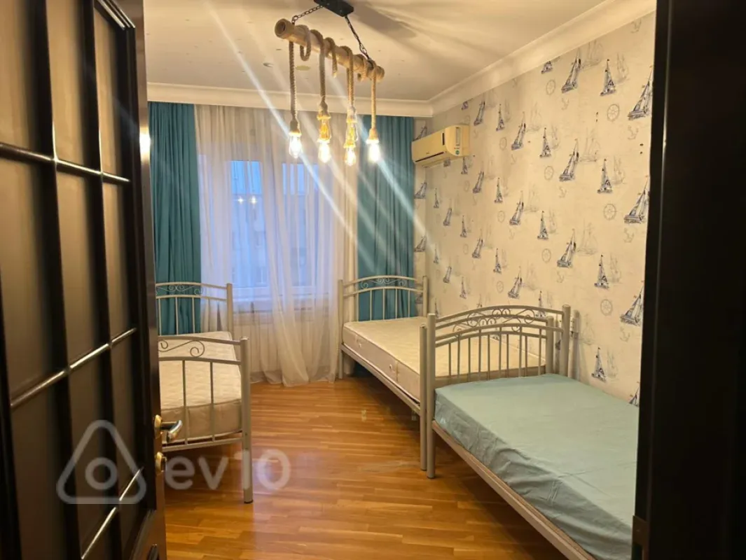 Kirayə verilir 4 otaqlı köhnə tikili 131 m²