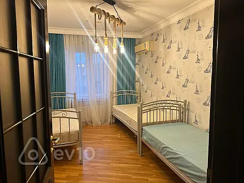 Kirayə verilir 4 otaqlı köhnə tikili 131 m²