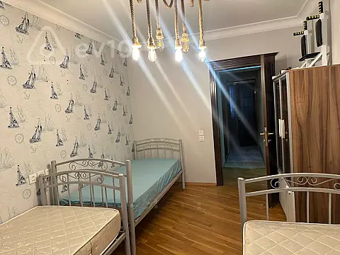 Kirayə verilir 4 otaqlı köhnə tikili 131 m²