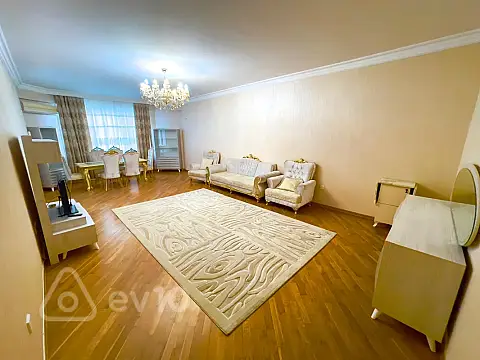 Kirayə verilir 3 otaqlı yeni tikili 167 m²