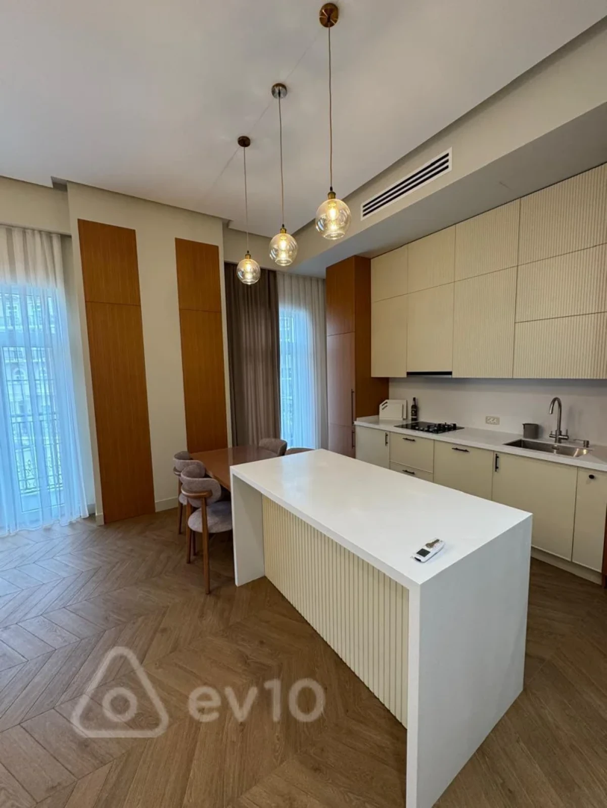 Kirayə verilir 4 otaqlı yeni tikili 150 m²