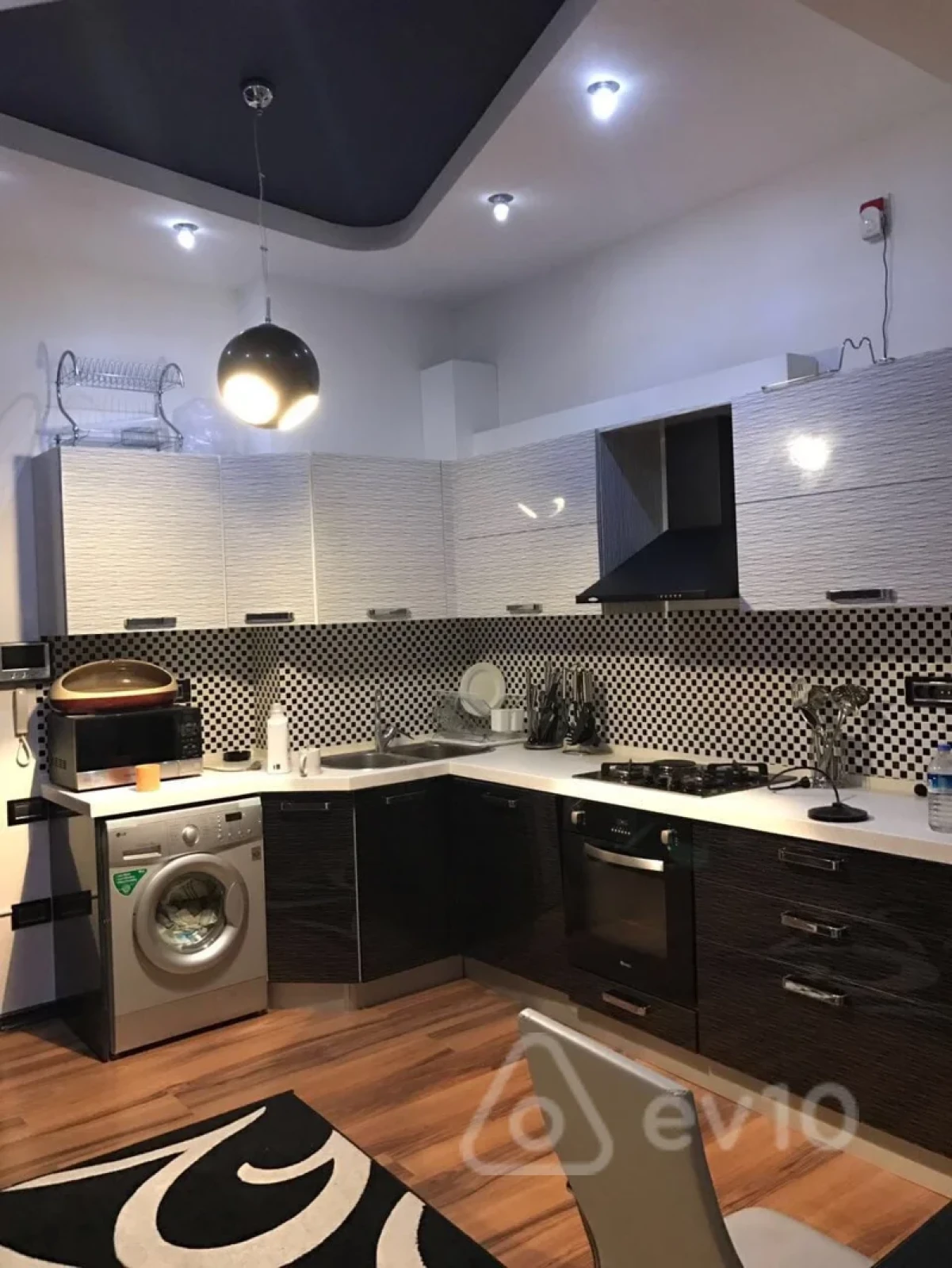 Kirayə verilir 3 otaqlı yeni tikili 140 m²