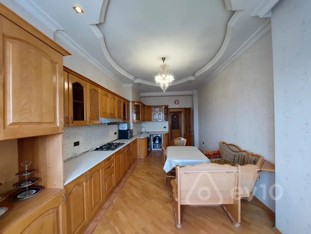 Kirayə verilir 4 otaqlı yeni tikili 220 m²