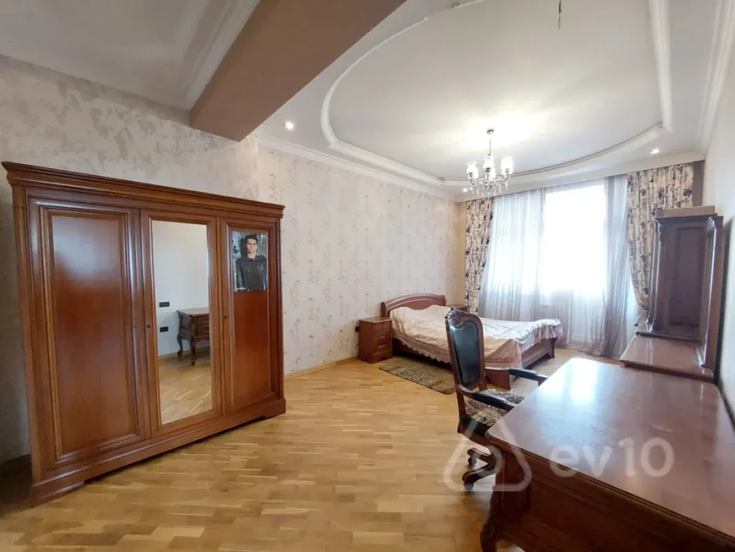 Kirayə verilir 4 otaqlı yeni tikili 220 m²