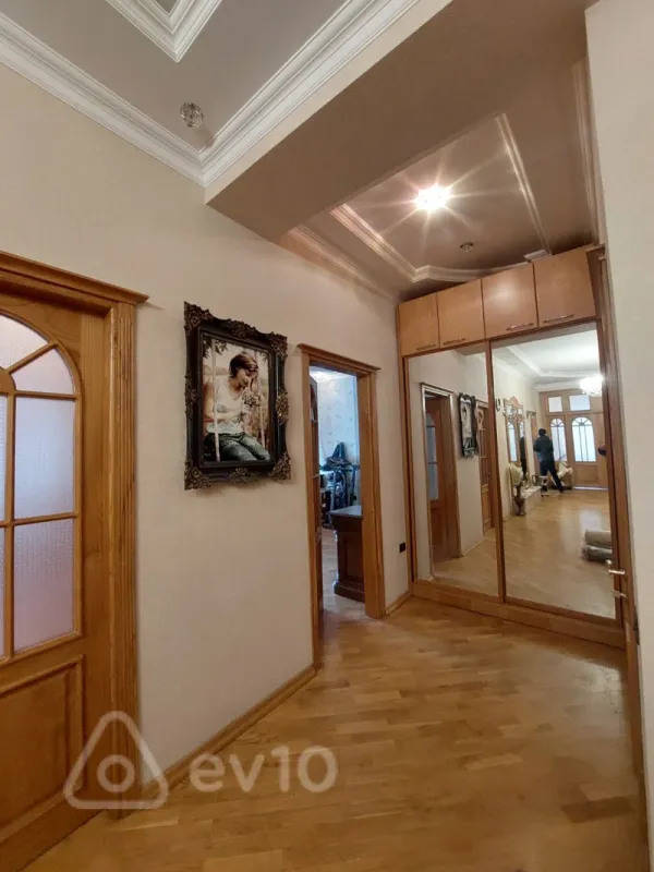 Kirayə verilir 4 otaqlı yeni tikili 220 m²