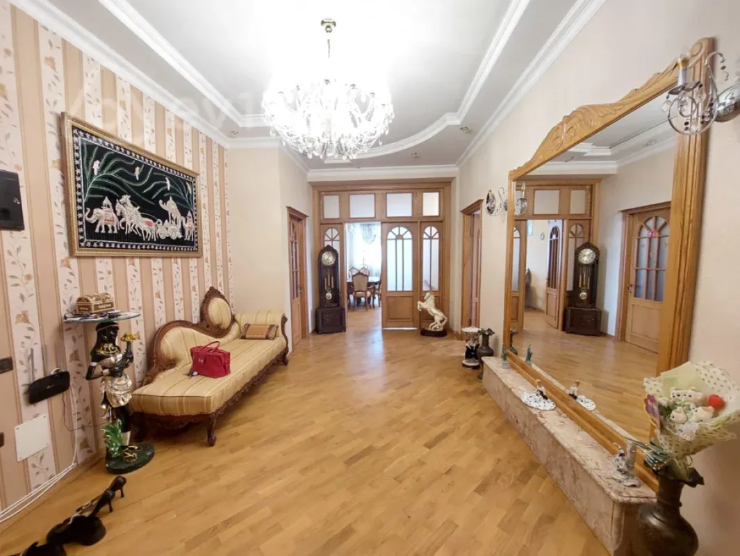 Kirayə verilir 4 otaqlı yeni tikili 220 m²