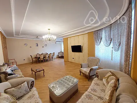 Kirayə verilir 4 otaqlı yeni tikili 220 m²