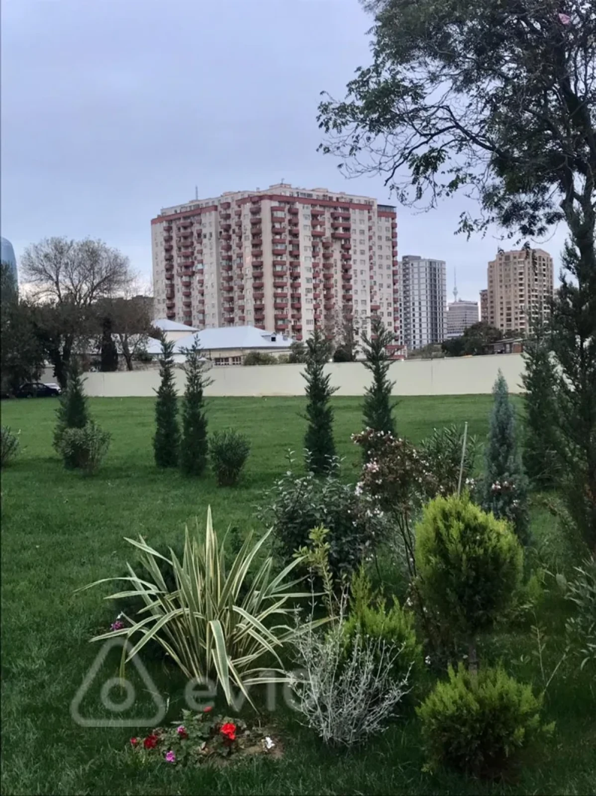 Kirayə verilir 3 otaqlı yeni tikili 140 m²