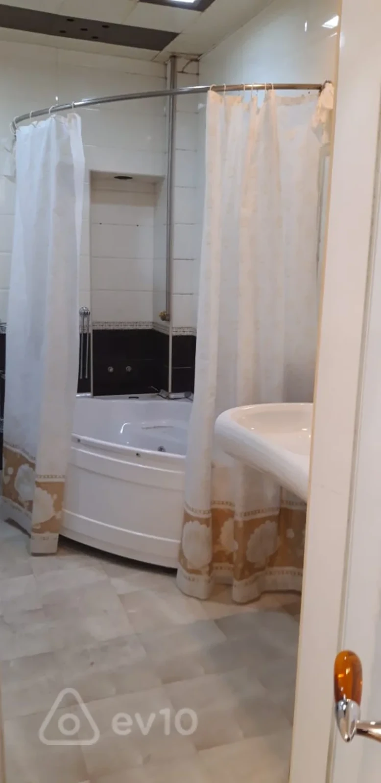 Kirayə verilir 2 otaqlı köhnə tikili 63 m²