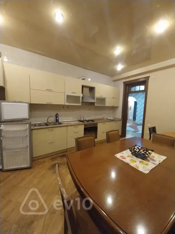 Kirayə verilir 4 otaqlı ofis 250 m²