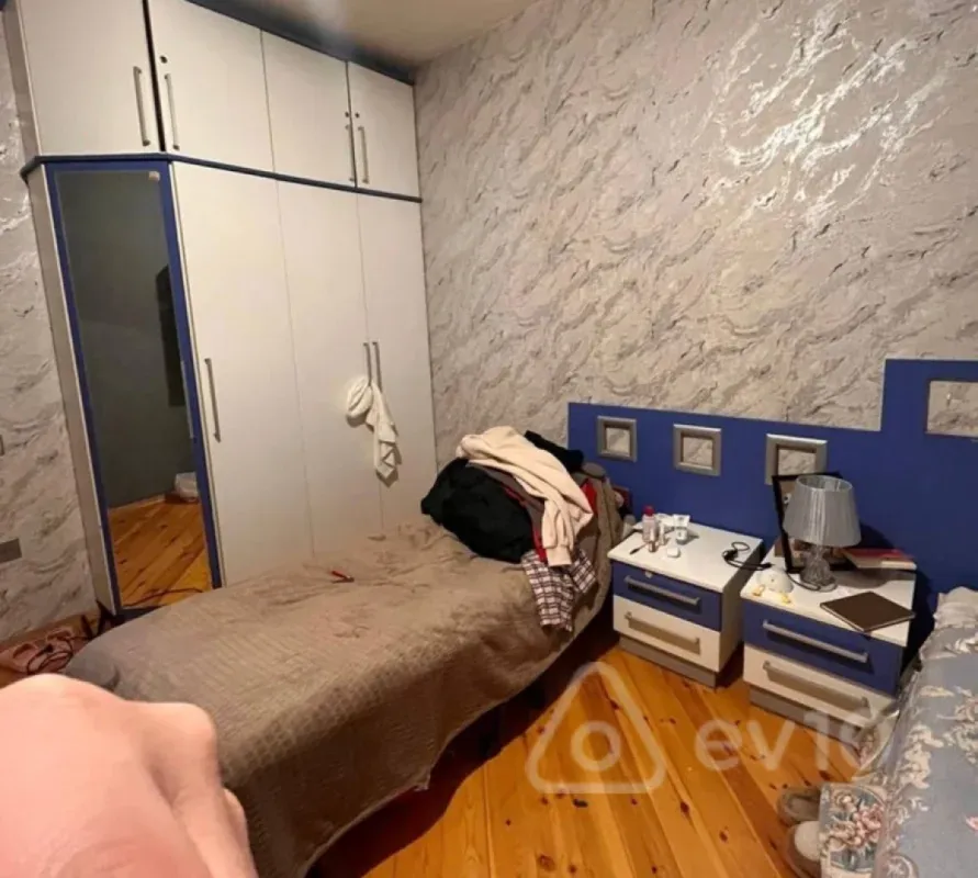 Kirayə verilir 4 otaqlı köhnə tikili 90 m²