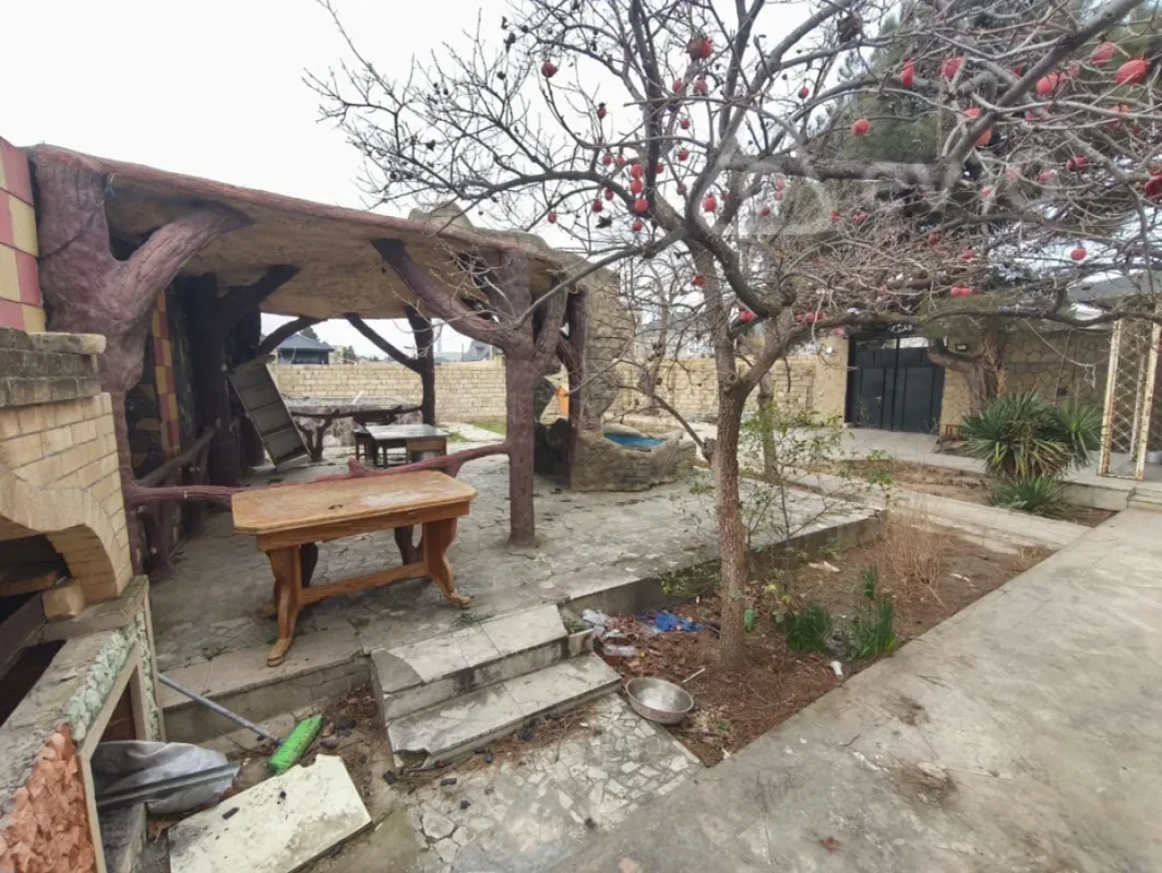 Satılır 5 otaqlı həyət evi 300 m²