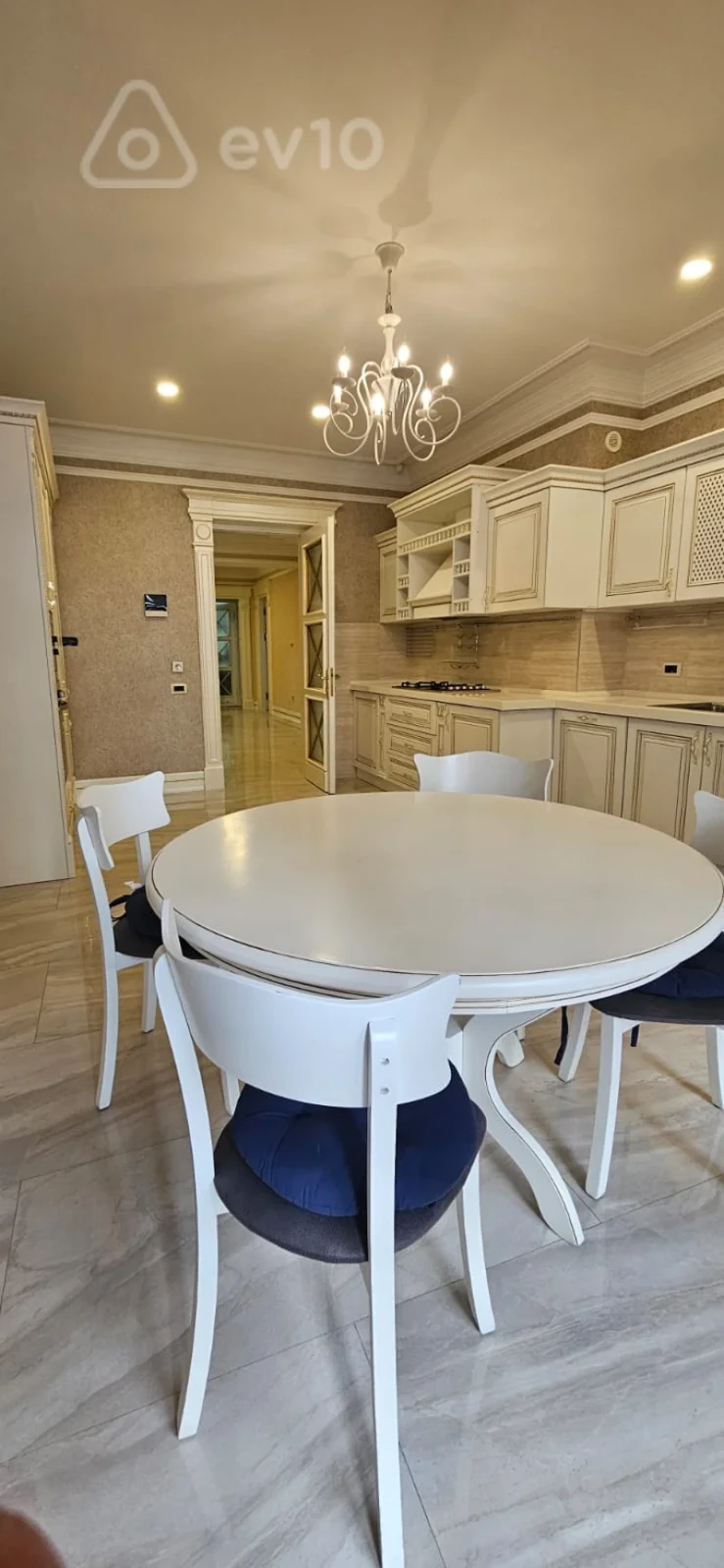 Kirayə verilir 4 otaqlı yeni tikili 210 m²