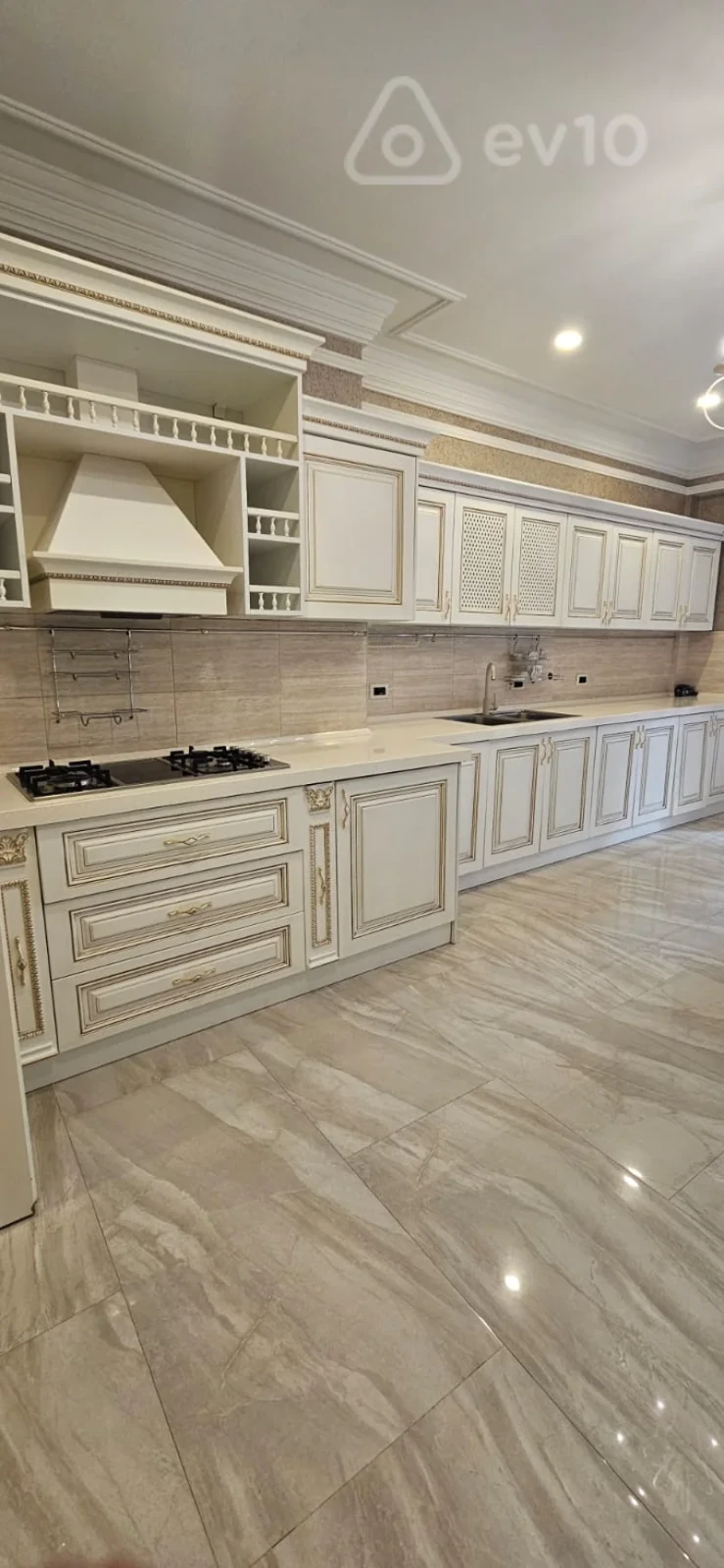 Kirayə verilir 4 otaqlı yeni tikili 210 m²