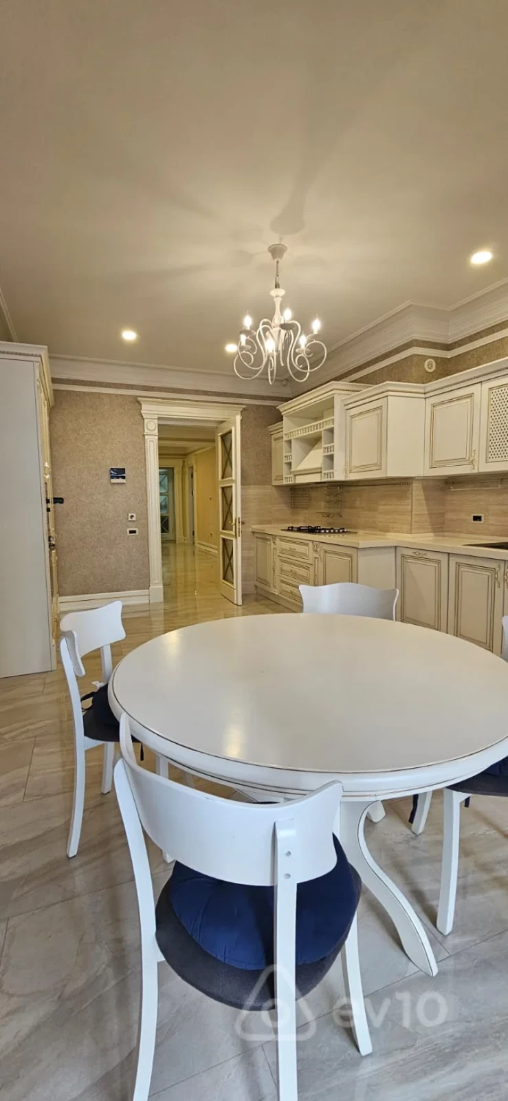 Kirayə verilir 4 otaqlı yeni tikili 210 m²