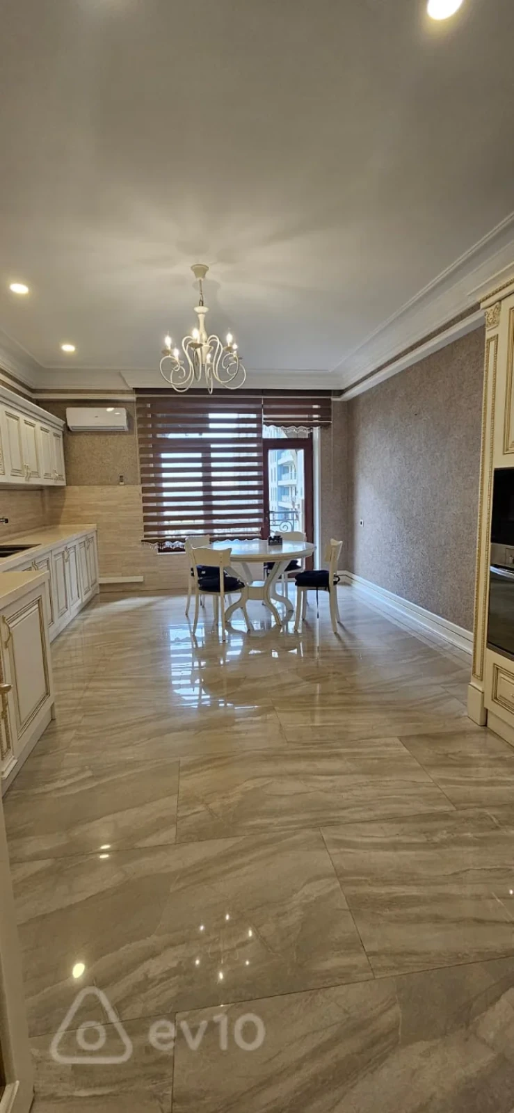 Kirayə verilir 4 otaqlı yeni tikili 210 m²