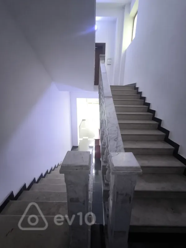 Kirayə verilir 11 otaqlı ofis 280 m²