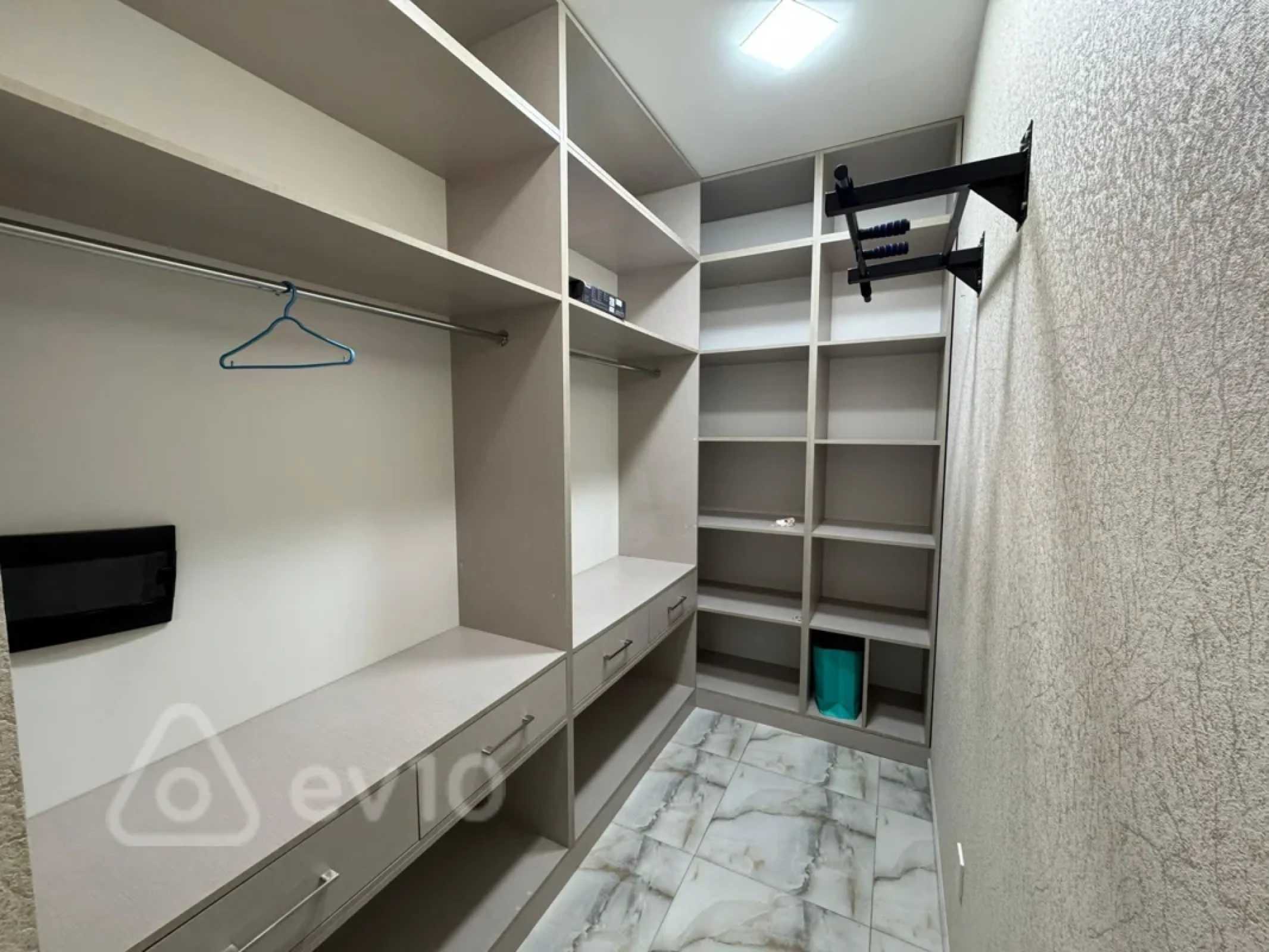 Kirayə verilir 2 otaqlı yeni tikili 75 m²