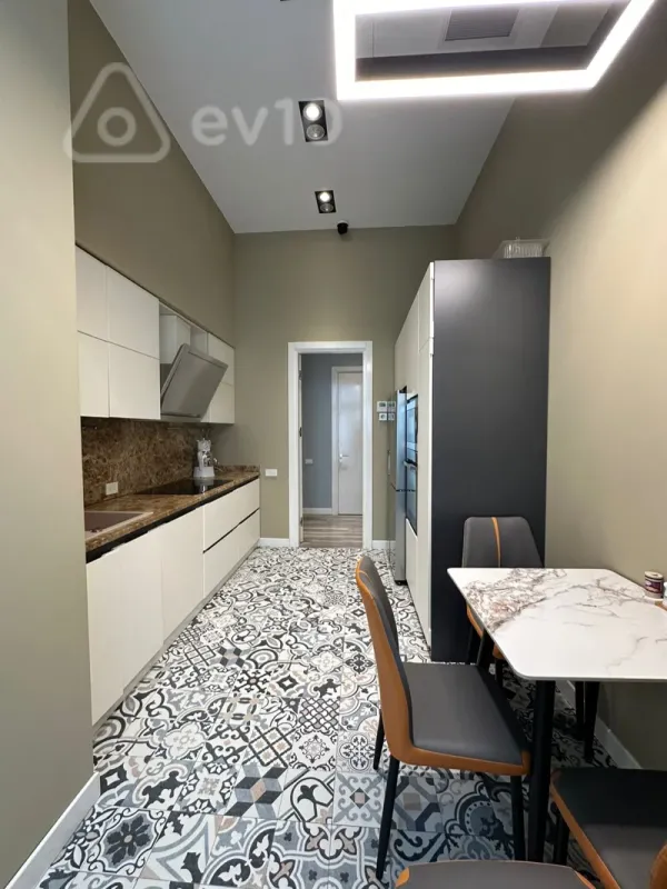 Kirayə verilir 3 otaqlı yeni tikili 150 m²
