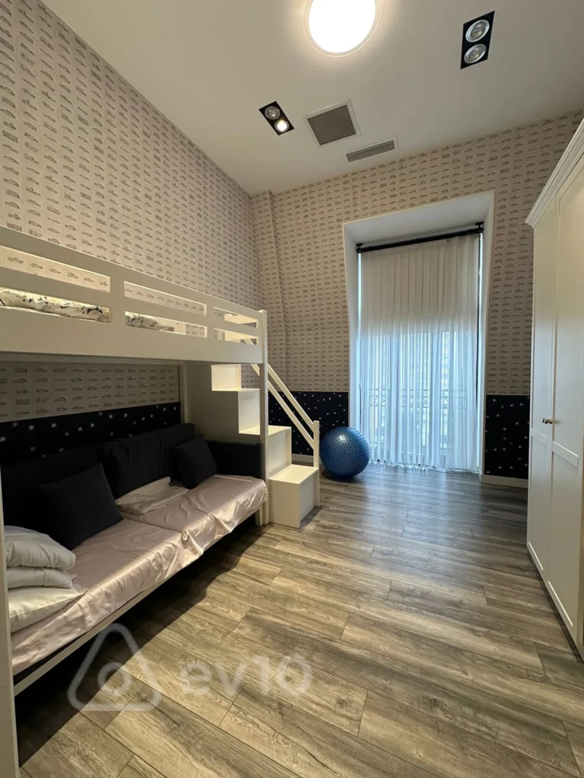 Kirayə verilir 3 otaqlı yeni tikili 150 m²