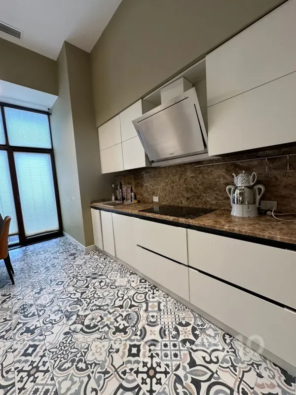 Kirayə verilir 3 otaqlı yeni tikili 150 m²