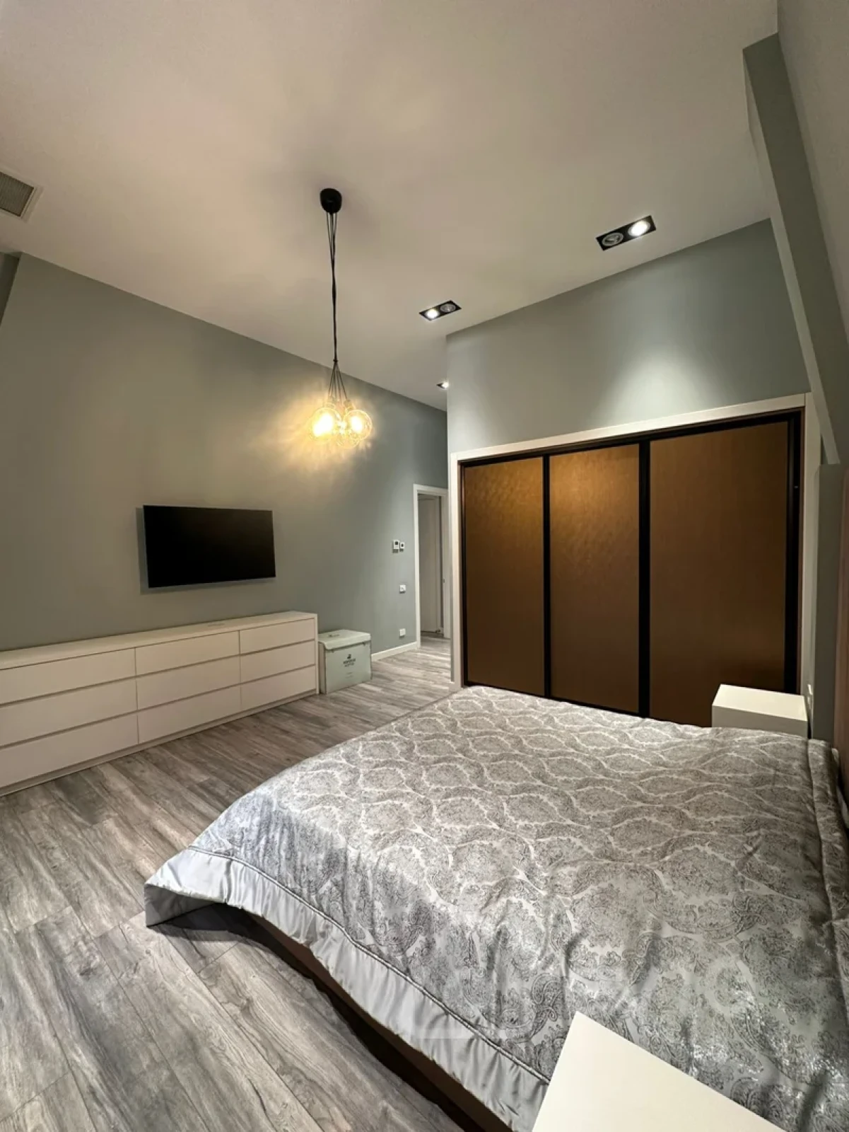 Kirayə verilir 3 otaqlı yeni tikili 150 m²