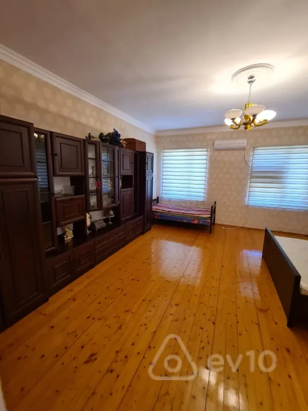 Satılır 5 otaqlı həyət evi 245 m²