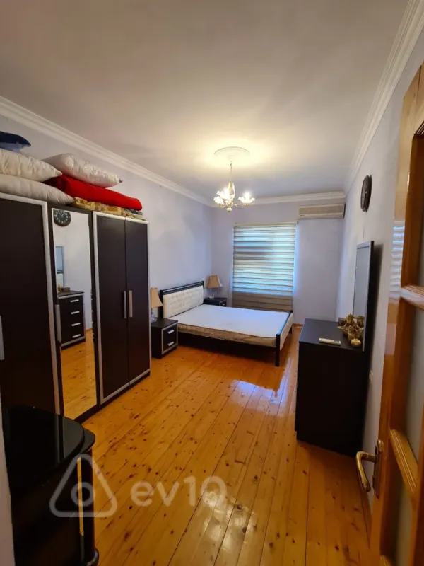 Satılır 5 otaqlı həyət evi 245 m²