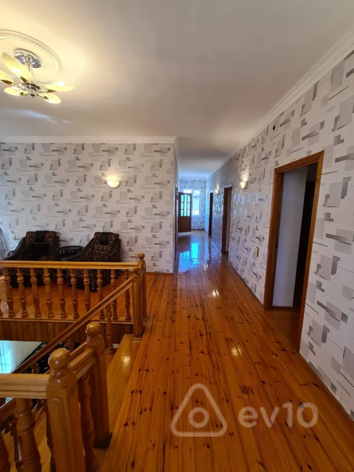 Satılır 5 otaqlı həyət evi 245 m²