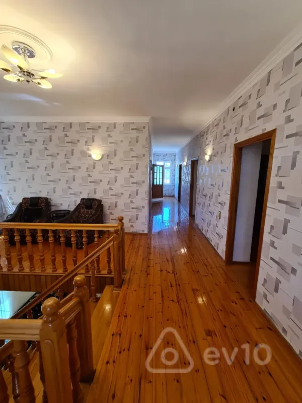 Satılır 5 otaqlı həyət evi 245 m²