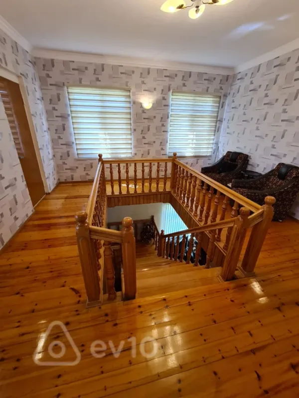 Satılır 5 otaqlı həyət evi 245 m²