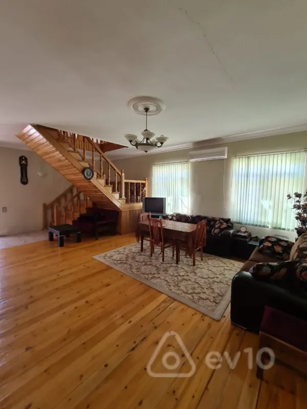 Satılır 5 otaqlı həyət evi 245 m²