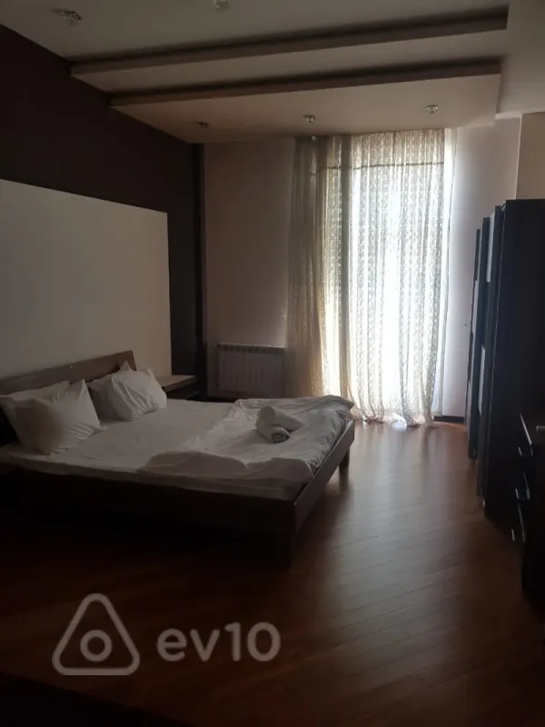 Kirayə verilir 4 otaqlı yeni tikili 210 m²