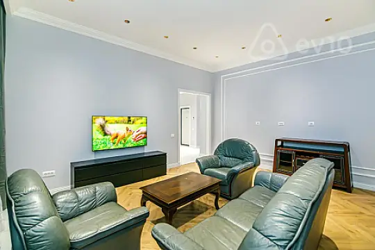 Kirayə verilir 3 otaqlı yeni tikili 150 m²