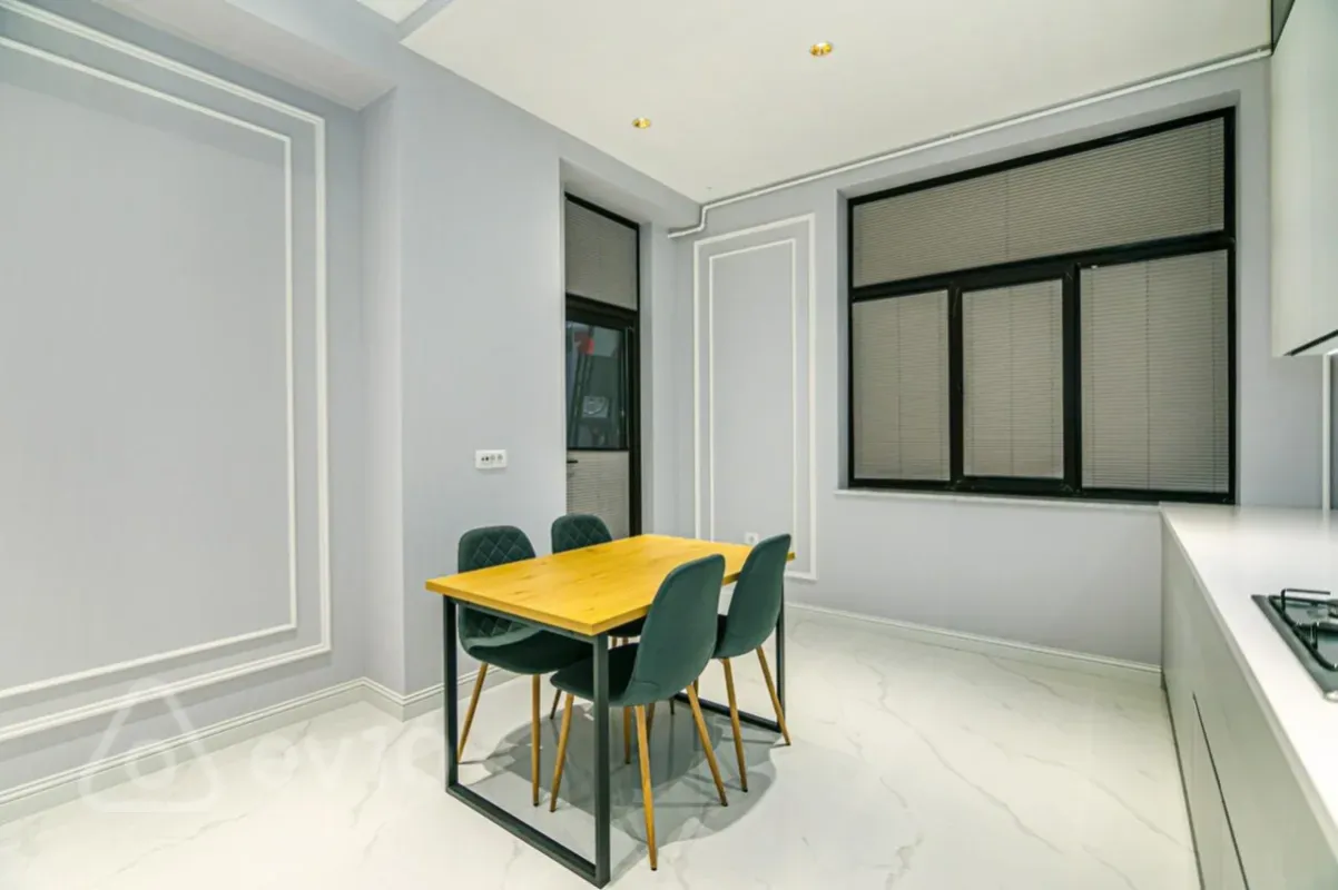 Kirayə verilir 3 otaqlı yeni tikili 150 m²