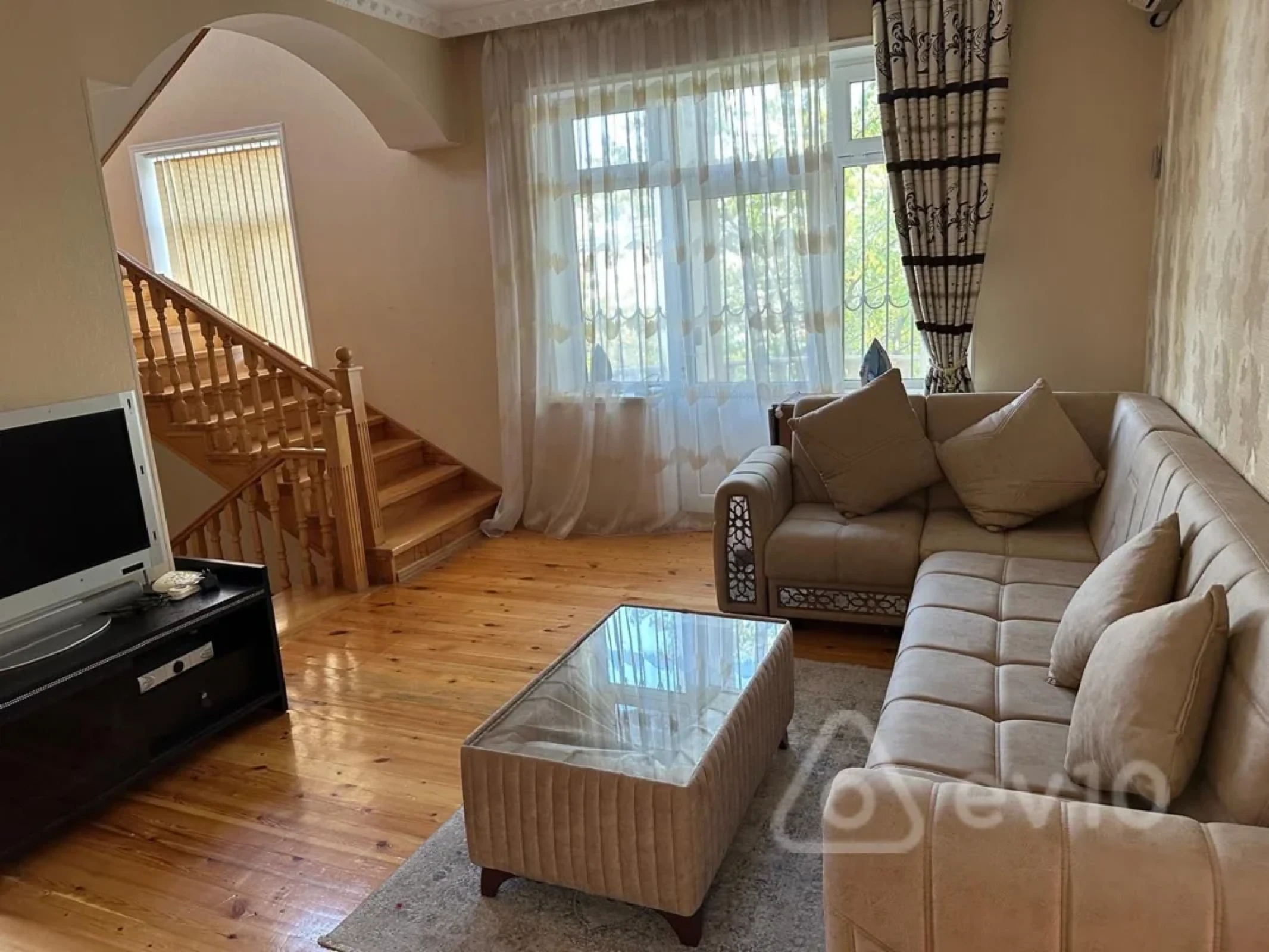 Satılır 7 otaqlı həyət evi 380 m²
