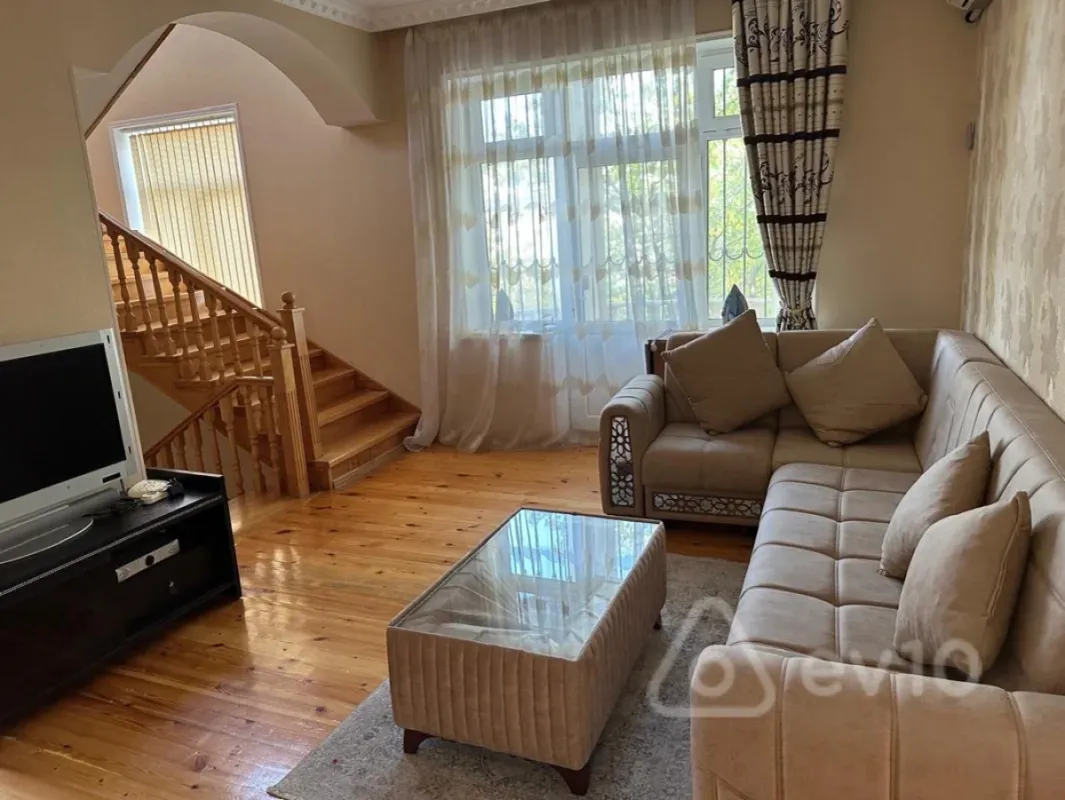 Satılır 7 otaqlı həyət evi 380 m²